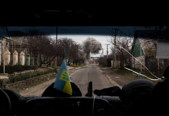 Російські війська обстріляли Степногірськ, поціливши у школу та багатоповерхівку