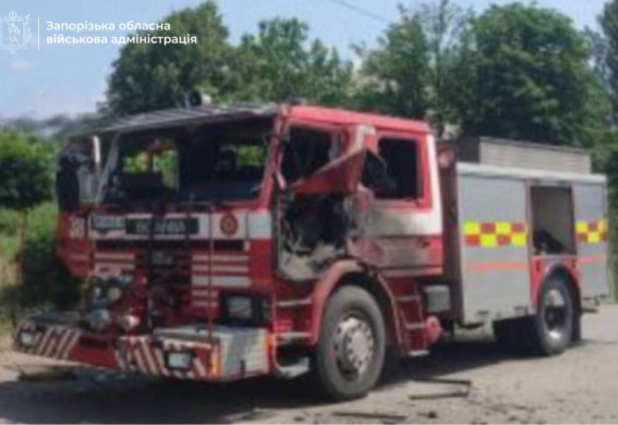 На Запоріжжі росіяни знову вдарили по рятувальникам: згоріла пожежна машина (фото)